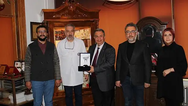 Meslekte 50 ve 40 yılını  doldurmuş eczacılara ödül