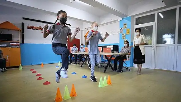 Futbol hakemliği de yapan öğretmen, matematiği öğrencilerine sporla sevdirdi