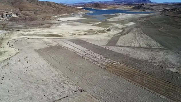 Karacalar Barajı'nın suyu 300 metre çekildi