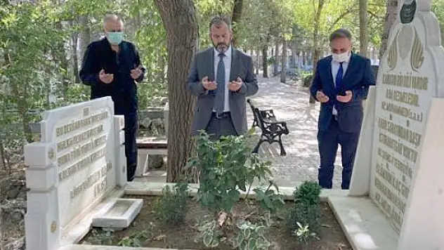 Öge, Ahmet Hüda-i'nin  kabrini ziyaret etti