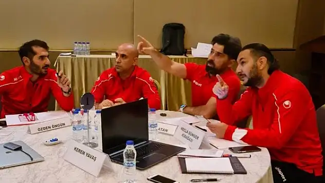 Konyaspor Teknik Direktörü İlhan Palut, Pro Lisans Kursu'nda kafa yoruyor
