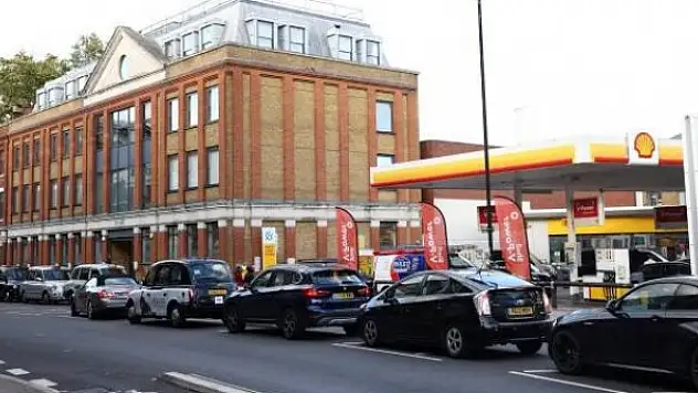 İngiltere'de akaryakıtta tedarik sorunu devam ediyor