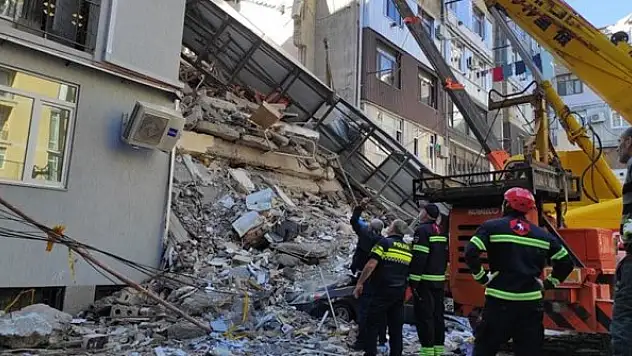 Gürcistan'da 7 katlı bina çöktü