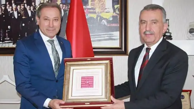 Karabacak, Ceylan'a  ahilik sancağı hediye etti