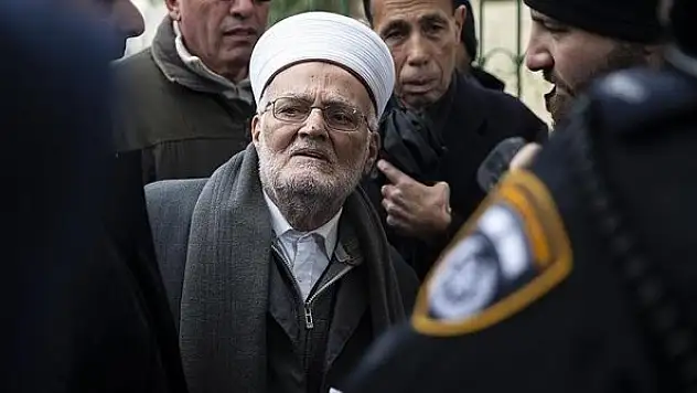 İsrail polisinden Mescid-i Aksa Hatibi Şeyh Sabri'nin evine baskın