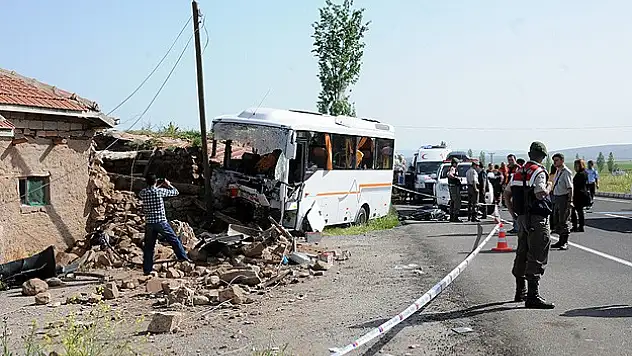 Öğrencileri geziye götüren midibüs kaza yaptı