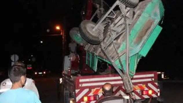 Kamyonet römorka çarptı :4 yaralı