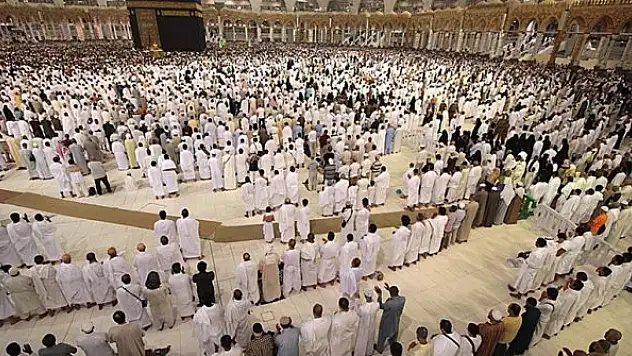 Mescid-i Haram'da aralıksız saf tutuldu