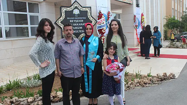 İki çocuk annesinin mezuniyet sevinci