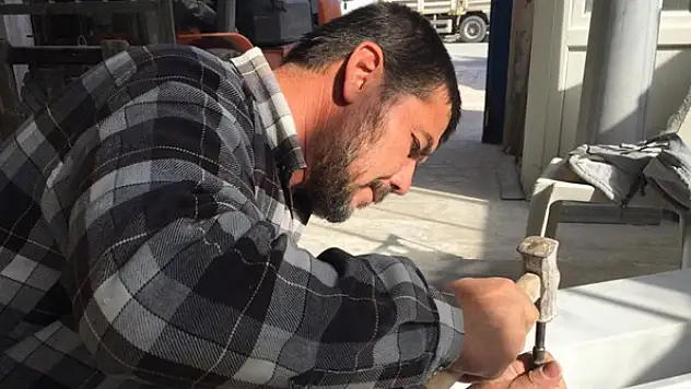 İslam taş işleme sanatının geometrik şekillerini elleriyle mermere işliyor