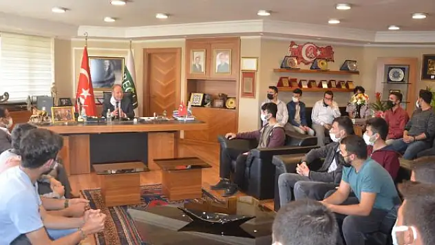 Oprukçu öğrencilerin  sorunlarını dinledi