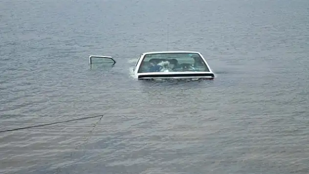 Yanlış yola girdi gölete uçtu: 5 ölü