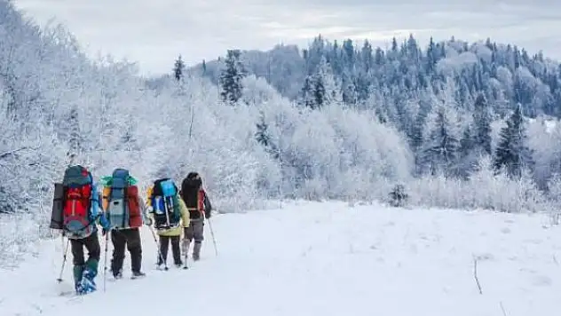 Dağda kaybolan 11 kişi donarak can verdi