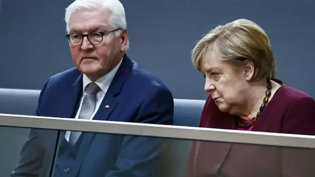 Merkel'in yeni hükümet kurulana kadar görevde kalması isteniyor