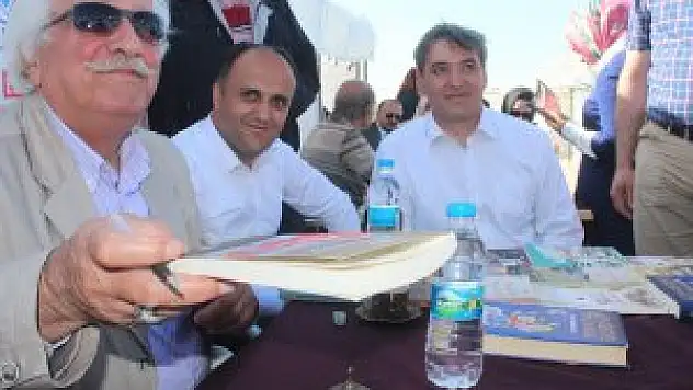 Tarihçi Yazar Bahadıroğlu kitaplarını imzaladı