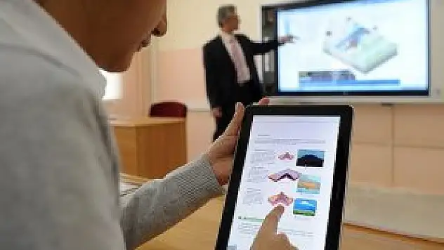 700 bin öğrenci ile öğretmenlerine tablet