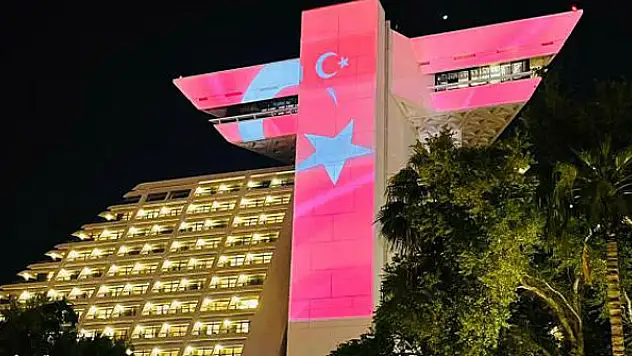 Doha'nın simge yapısına Türk bayrağı yansıtıldı