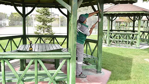 Karatay'da parklara bakım yapılıyor