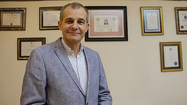 Yarım bıraktığı eğitim hayatını 3 lisans ve 2 yüksek lisansla taçlandırdı