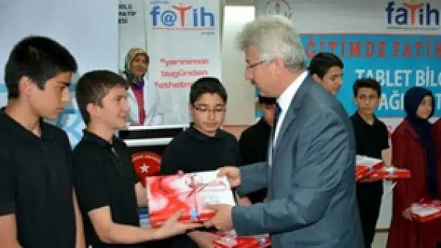 Fatih Projesi kapsamında öğrencilere tablet dağıtıldı