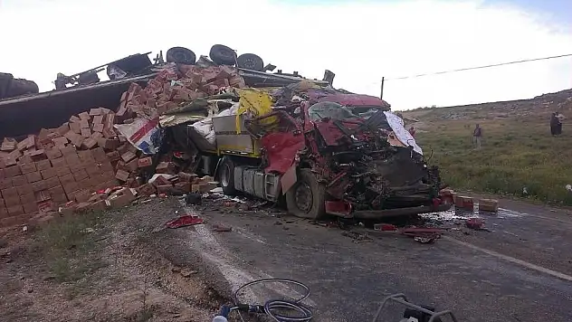 Konya'da iki tır çarpıştı: 2 ölü, 1 yaralı