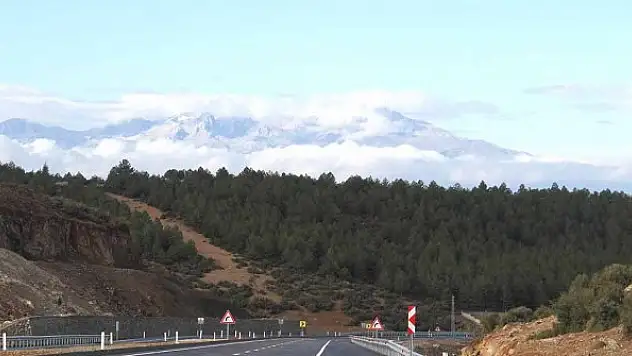 Anamas Dağı'nın zirvesine  mevsimin ilk karı yağdı