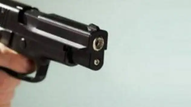 Eli silahlı şüpheli polislere direndi