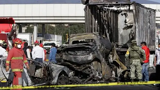 Meksika'da otoyol gişelerinde feci kaza: 19 ölü