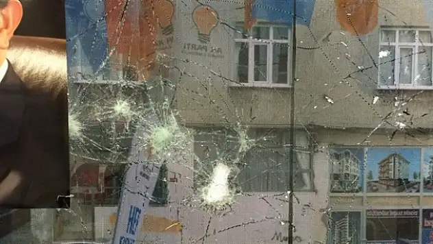 AK Parti seçim bürosuna taşlı saldırı