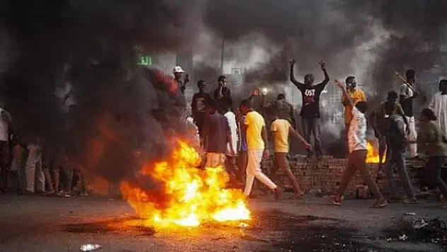 Sudan'da polis darbe karşıtı gösterilere müdahale etti