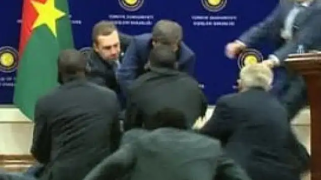 Davutoğlu'nun katıldığı basın toplantısında şok!