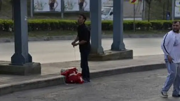 Vatandaşın şüpheli pankarta müdahalesi