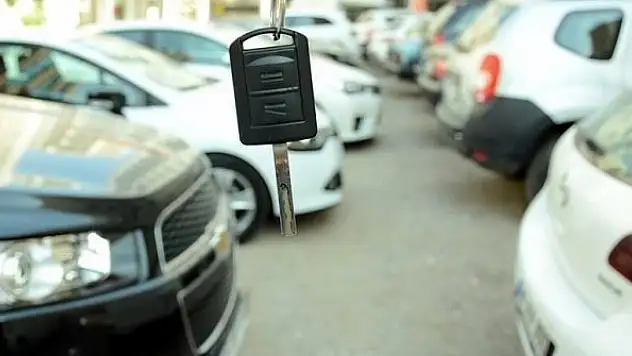 İkinci el on-line oto pazarında zirve değişmedi