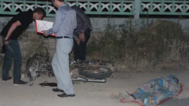 Motosiklet cami duvarına çarptı: 1 ölü, 2 yaralı