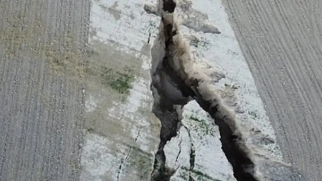 Korkutan görüntü! Yüzeyde yarıklar oluştu