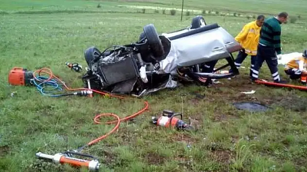 Minibüs jandarma aracına çarptı: 1 ölü