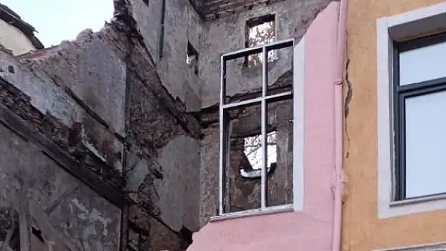 İstanbul'da 3 katlı metruk bina çöktü
