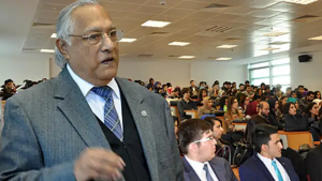 Prof. Dr. Türkmen'den konferans