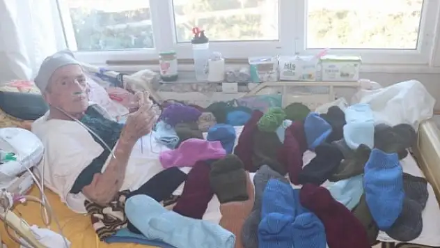 Hasta yatağında Mehmetçik'e çorap örüyor