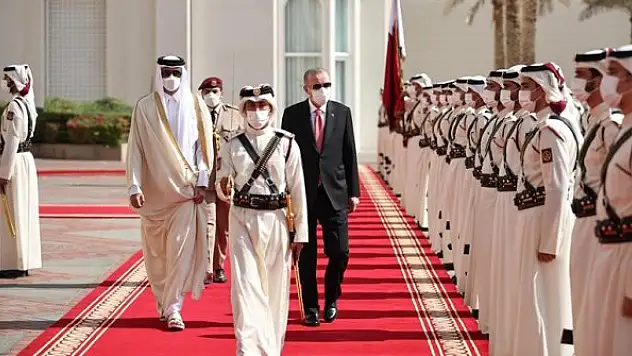 Cumhurbaşkanı Erdoğan Katar Emiri Al Sani tarafından resmi törenle karşılandı