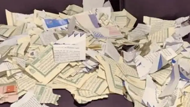 Üniversitede Kur'an'ı yırtıp yaktılar!