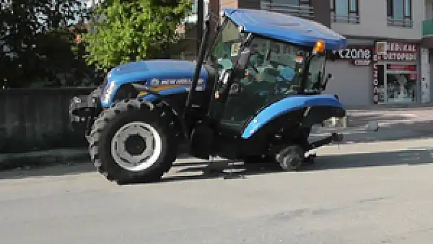 Seyir halindeki traktörün tekeri yerinden çıktı