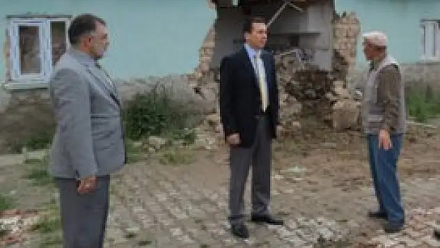 El frenini çekmeyi unutunca mutfağa girdi