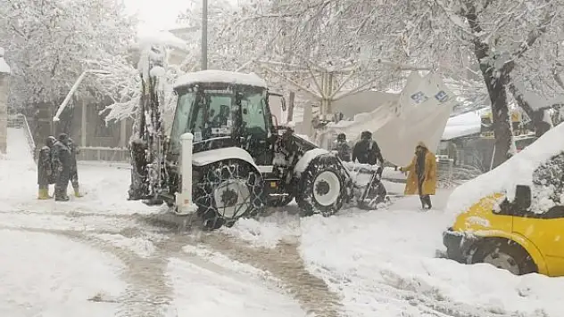 Beyşehir'de caminin ters şemsiyesi kar yükünü kaldıramadı