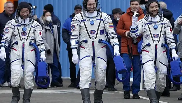 Japon milyarder ile asistanı uzay gezisi sonrası dünyaya döndü