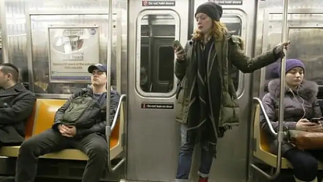 Metroda oturmasını bilmeyenlere gözaltı