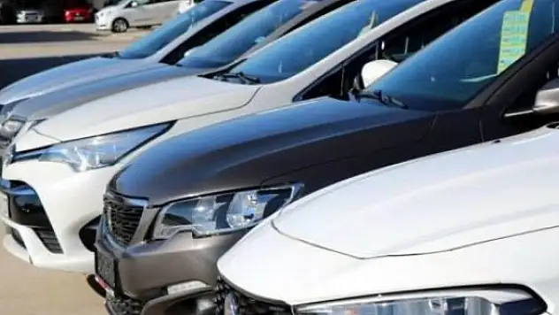 Otomobiller stokçuların elinde patladı!