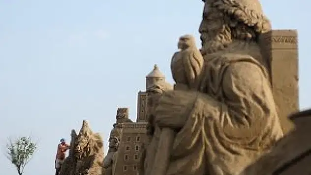 Mitolojik kahramanlar 'kumdan heykele' dönüştü