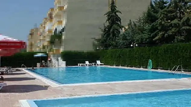 Haşema giyen kardeşleri havuzdan çıkaran yöneticiye hapis