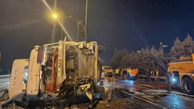 Kocaeli'de tır kazası: Ankara istikametinde ulaşım sağlanamıyor